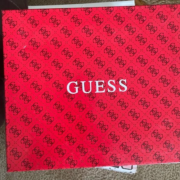 GUESS - Picture 4 of 12